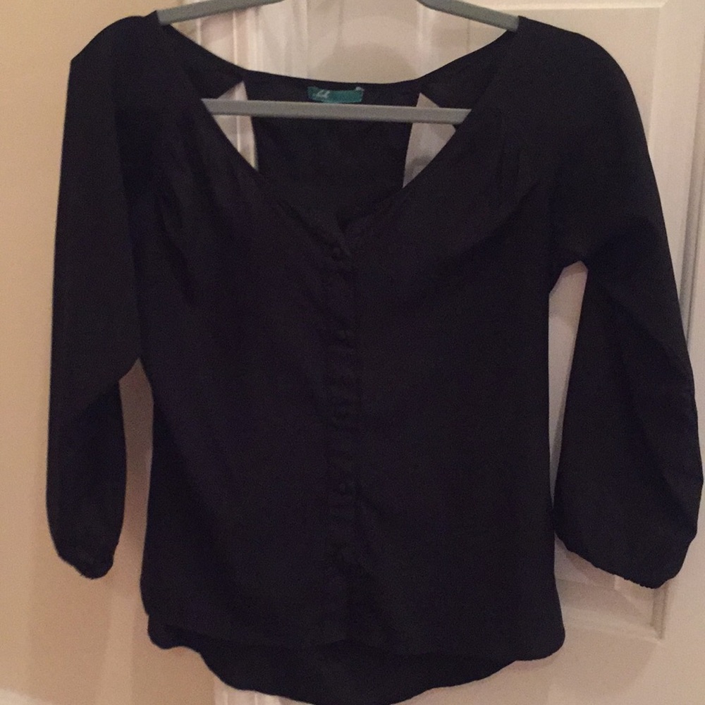 VFish quarter length button up blouse w/ open back